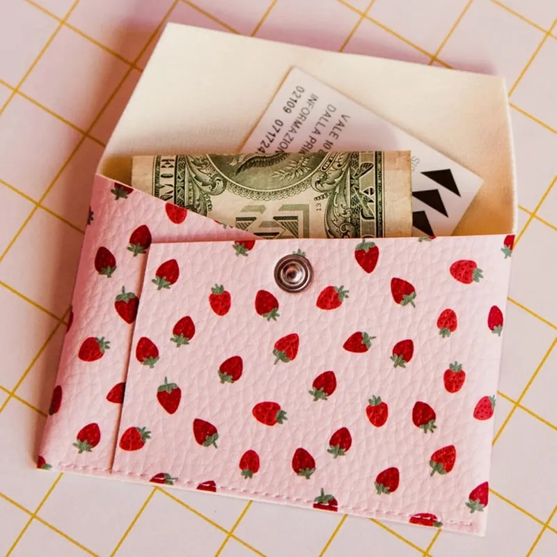 Fresas Pink Card Holder